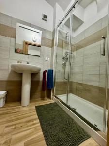 ein Bad mit einem Waschbecken und einer Dusche in der Unterkunft Maison Costa Masciarelli in LʼAquila