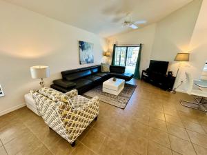 a living room with a black leather couch and chairs at Villa with Pool in Gated 18-hole Golf Community with self-checkin after 4pm in Davenport