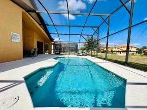 a swimming pool in a house with a glass ceiling at Villa with Pool in Gated 18-hole Golf Community with self-checkin after 4pm in Davenport