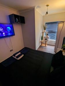 Televisyen dan/atau pusat hiburan di Bright & Modern Apartment in Hackney Wick E3