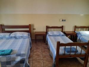 Habitación con 3 camas en una habitación en HOTEL NOVO HOTEL, en Três Lagoas