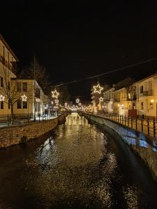 une rivière la nuit avec des bâtiments et des lumières dans l'établissement Καταλύματα ως ολόκληρος χώρος. Οικοδεσπότης: Νίκος, à Flórina