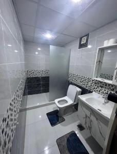 ein Bad mit einem WC und einem Waschbecken in der Unterkunft bedouin city camp in Wadi Rum