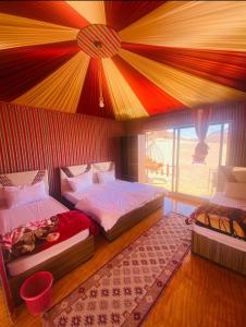 1 Schlafzimmer mit 2 Betten und einer Decke in der Unterkunft bedouin city camp in Wadi Rum