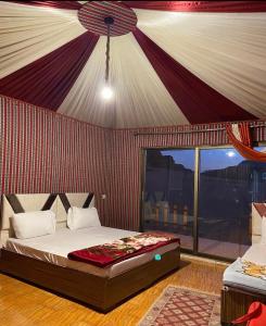 ein Schlafzimmer mit einem Bett in einem Zelt in der Unterkunft bedouin city camp in Wadi Rum