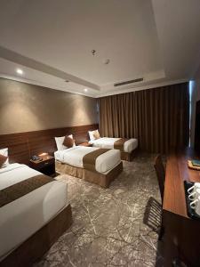 Łóżko lub łóżka w pokoju w obiekcie فندق قصر العطلات Qaser Alotlat Hotel