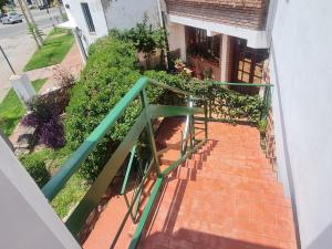 una vista aérea de una escalera que conduce a un edificio en Amelí Alojamiento en Salta
