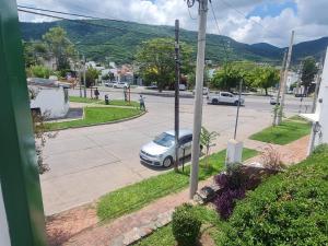 una vista de una calle con un coche aparcado en la carretera en Amelí Alojamiento en Salta