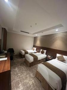 سرير أو أسرّة في غرفة في فندق قصر العطلات Qaser Alotlat Hotel