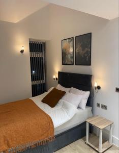 a bedroom with a large bed and a table at London Luxury Apartments in High Wycombe in Buckinghamshire