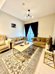 uma sala de estar com um sofá e uma mesa em Modern 1BR in Dubai South Mag5 with all utilities no Dubai