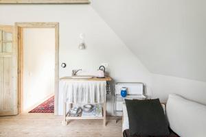 a living room with a sink and a table at Gastenverblijf in Belle epoque woning in Bruges