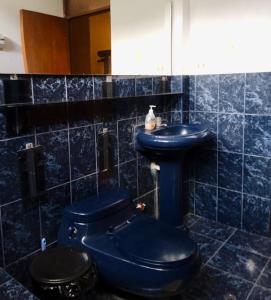 Duplex amoblado en el corazón de Ayacucho في اياكوتشو: حمام ازرق مع مرحاض ومغسلة