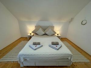 een slaapkamer met een bed met twee handdoeken erop bij Fewo BOHO 110 qm mit Bergblick 3 min Bahnhof in Laufen