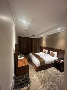 سرير أو أسرّة في غرفة في فندق قصر العطلات Qaser Alotlat Hotel