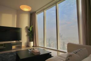 - un salon avec une grande fenêtre et une télévision dans l'établissement private Suite by Golden Hospitality 98, à Riyad