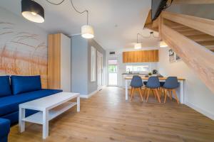 Amber Resort في ريفال: غرفة معيشة مع أريكة زرقاء وطاولة