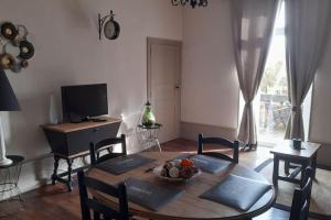 TV a/nebo společenská místnost v ubytování Le Clos De Soulages gîte 4 personnes