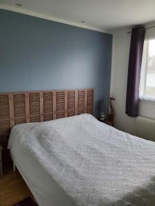 1 dormitorio con 1 cama grande y edredón blanco en Villa Mesnil St Denis - Idéal Pour les Jeux Olympiques PARIS 2024, en Le Mesnil-Saint-Denis