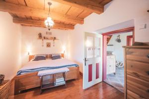 - une chambre avec un lit dans une pièce dotée de plafonds en bois dans l'établissement .. chalupa na slnečnom kopci .., à Banská Štiavnica