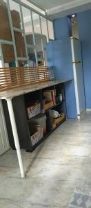 une chambre avec une table et des étagères avec des boîtes dans l'établissement L'Orangerie écurie, à Hammamet Nord
