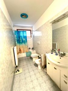 een badkamer met een toilet, een wastafel en een toilet bij Veronica Apartament in Dosson