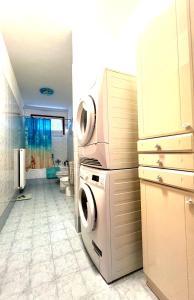 een badkamer met een wasmachine en droger. bij Veronica Apartament in Dosson