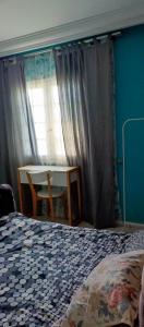 - une chambre avec un lit, une table et une fenêtre dans l'établissement L'Orangerie écurie, à Hammamet Nord