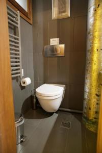 La salle de bains est pourvue de toilettes blanches. dans l'établissement Aθens Dome - Apartments by Live&Travel, à Athènes