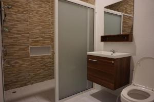 un bagno con doccia, WC e lavandino di The Living - Holiday Home Phayao a Phayao Altre 24 foto