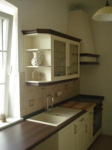 uma cozinha com armários brancos, um lavatório e uma janela em Landhaus Ferk em Unterburg am Klopeiner See