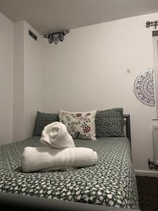 un letto con un asciugamano bianco sopra di Juana's private room a Manchester