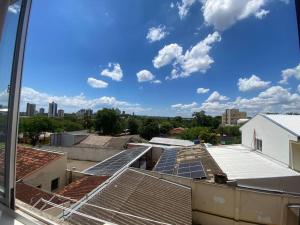 una vista desde el techo de un edificio con paneles solares en Studio ótima localização, en Foz do Iguaçu