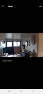 een woonkamer en een keuken met een bank bij Appartement F1 tout équipé de plein pied in Scey-en-Varais