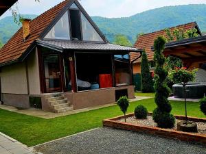 una casa con porche con techo en Kuca za odmor Stakic en Zvornik