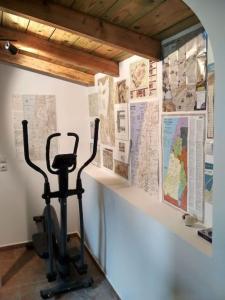 una habitación con una bicicleta frente a una pared con mapas en Rizaki Cottage in Nafpaktos, en Nafpaktos