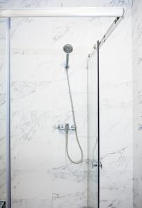 eine Dusche mit Glastür im Bad in der Unterkunft Antón Rooms in Madrid