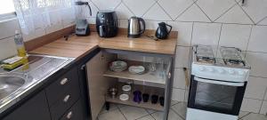 a small kitchen with a stove and a sink at Apartamento 202 mobiliado 2 quartos em Jaraguá do Sul in Jaraguá do Sul