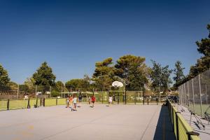 a group of people playing basketball on a tennis court at 469 Emplacement luxe à Mer et Soleil 5* in Les Sables Vignier