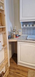 a kitchen with a counter and a counter top at Il rifugio di Claudia in Ovindoli