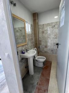 een badkamer met een toilet en een wastafel bij Casa Marina in Ceuta