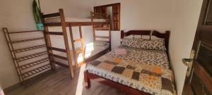 a bedroom with a bed and two bunk beds at Recanto Dumar in Peruíbe +63 photos