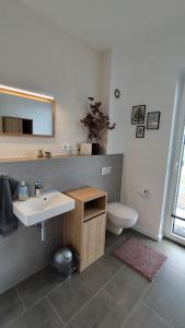 łazienka z umywalką i toaletą w obiekcie Ferienwohnung Rote Leite w mieście Ebensfeld