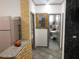 - une salle de bains avec un comptoir et un bol de fruits dans l'établissement Résidence Dar Mariem, à El Haouaria