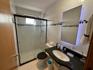 bagno con lavandino e doccia di Apartamento Renovatio Jatiuca - Castelo B Temporada a Maceió