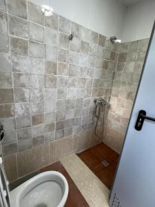 W łazience znajduje się toaleta i prysznic wyłożony kafelkami. w obiekcie Casa Marina w mieście Ceuta