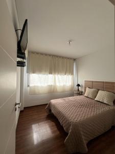 een slaapkamer met een bed en een raam bij 2 amb,palermo,centrico,pileta,sum,nuevo,luminoso,climatizado,excelente in Buenos Aires