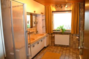 GeorgensgmündにあるFerienwohnung Veraのシャワーと洗面台付きのバスルーム +15枚の写真