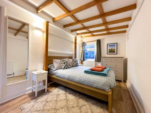 um pequeno quarto com uma cama e uma janela em Cosy Cottage near Canterbury - Perfect for Couples - Dogs Welcome! em Canterbury