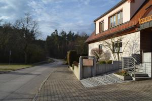 uma casa ao lado de uma estrada em Ferienwohnung Vera em Georgensgmünd